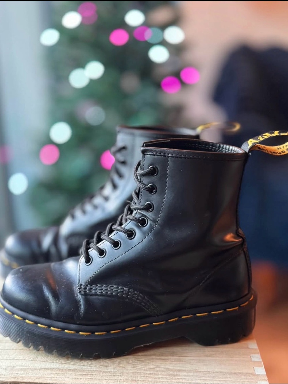 DR. MARTEN'S 1460 WOMEN'S Smooth Leather Lace Up Boots (sold w shoe accessories)